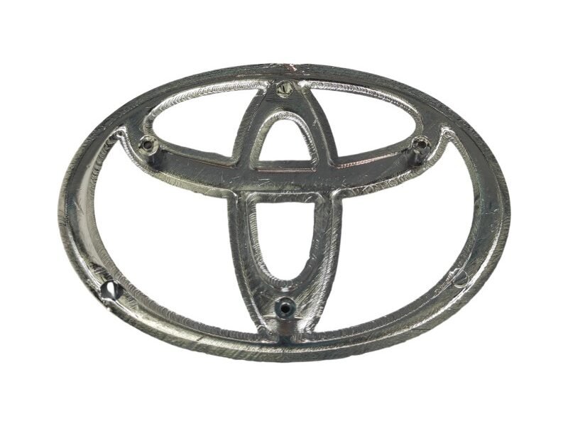 Toyota 4Y front emblem chrome 3 pins 102x68mm OEM replacement